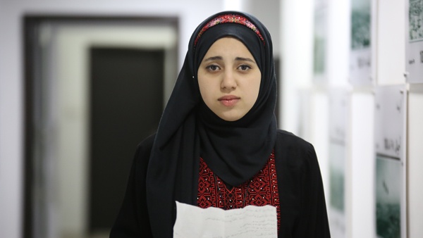 الطفلة مرح عرقوب تقدم قصيدة للأسرى عبر أجيال