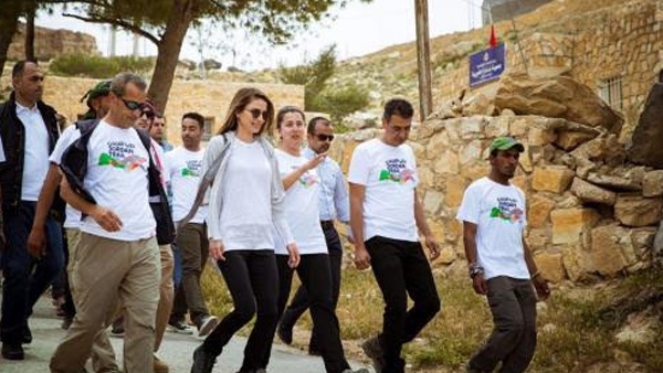 الملكة رانيا تنضم في قرية ضانا لمشاركين بمسارات درب الاردن