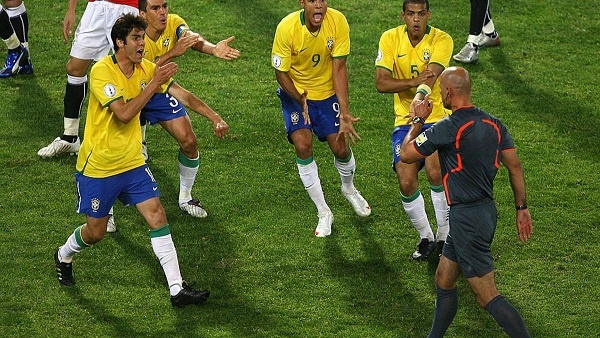 في كأس القارات.. محاربة العنصرية ليست شعاراً