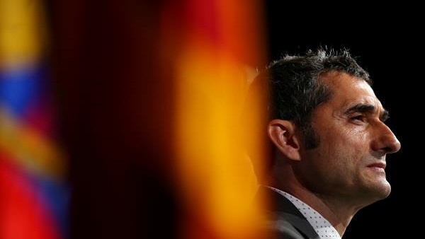 فالفيردي يحدد موقفه من بقاء ألكاسير وغوميز مع برشلونة