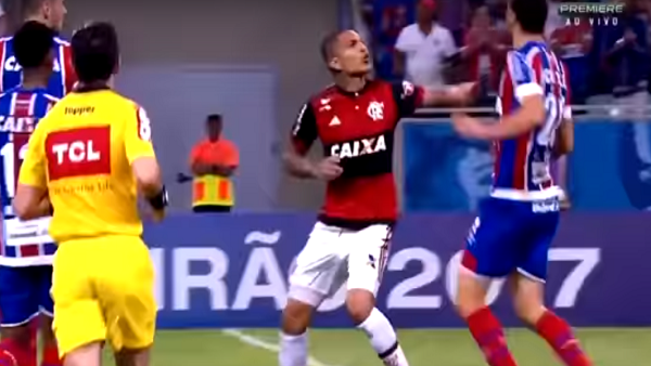 بالفيديو: أسوأ تمثيلية بالملاعب البرازيلية