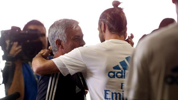 مورينيو عانق لاعبي ريـال مدريد