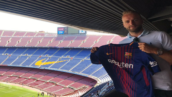 لاعب إيرلندي مغمور يدعي التوقيع لـ برشلونة