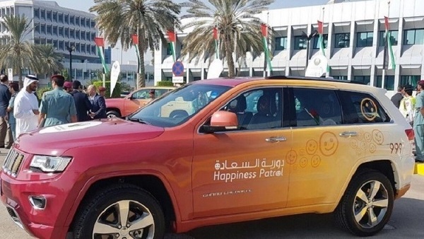دورية السعادة الإماراتية تكافئ شاباً مصرياً