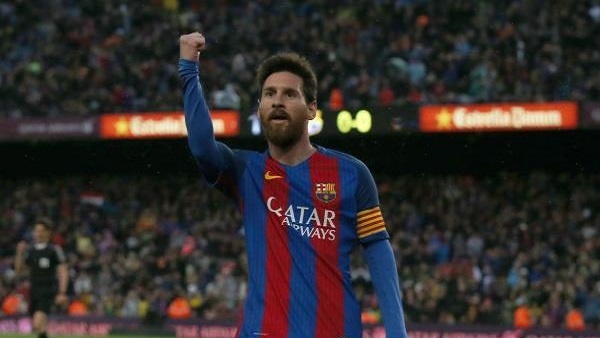 ميسي يقرر تجديد عقده مع برشلونة