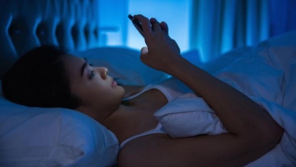 دراسة: ضوء الأجهزة الرقمية يؤثر على جودة النوم