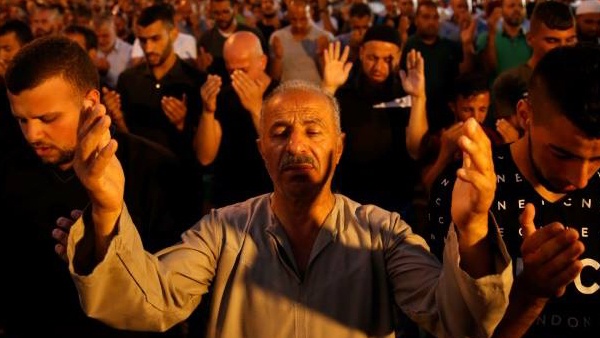 القدس تحتفل بإزالة الحواجز والمنصات الحديدية من محيط الأقصى