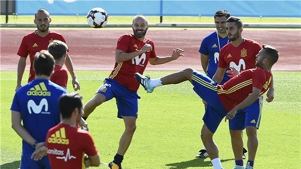 إنييستا يصف مواجهة إسبانيا وإيطاليا بالكلاسيكو