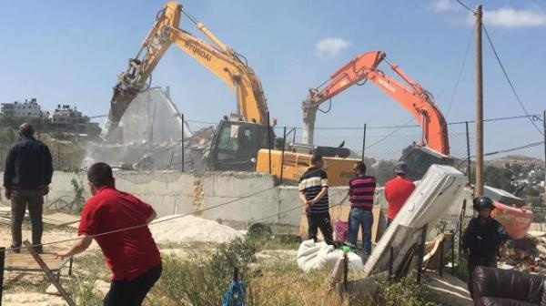 إقامة صلاة الجمعة قرب منازل مهددة في الولجة ببيت لحم