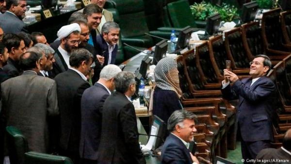 "سيلفي" النواب الإيرانيين يثير استياء الصحافة