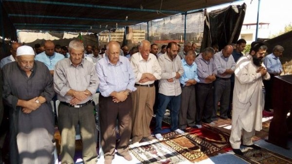 أهالي قلقيلية يصلون في ساحة مشفى الوكالة