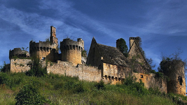 هل يتملك مئة ألف شخصٍ قصراً تاريخياً بفرنسا؟