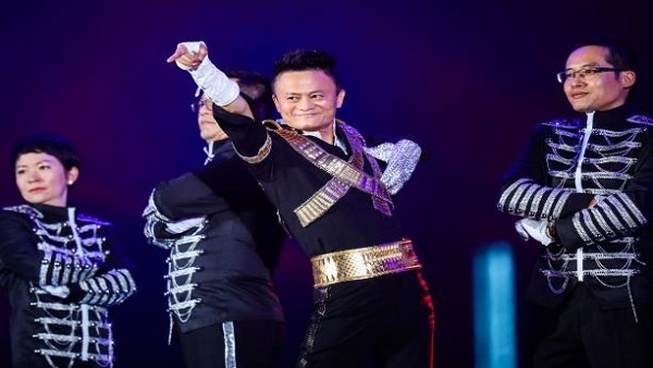 بالفيديو:  أسلوب رجل الأعمال الصيني بالترفيه عن موظفيه
