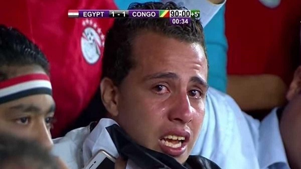 هدية المشجع المصري الباكي