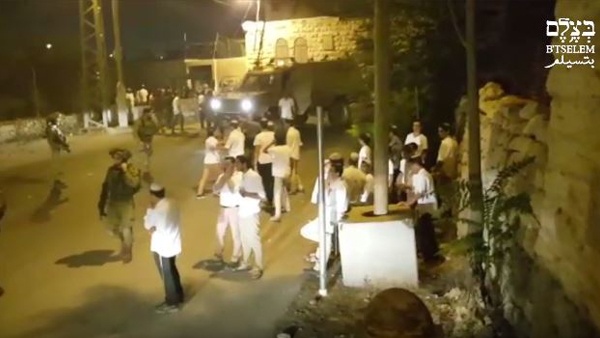 بتسليم توثق مهاجمة مستوطنين لطفلين في الخليل