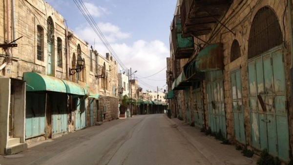 الخليل: الاحتلال يواصل إغلاق مئات المحلات التجارية