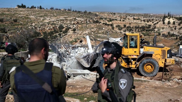 القدس: الاحتلال يهدم مبنى سكنياً في قرية الزعيّم