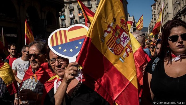 آلاف المحتجين الكاتالونيين في برشلونة ضد انفصال كاتالونيا