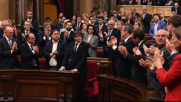 الأنظار تتجه إلى مدريد بعد تعليق إعلان استقلال كاتالونيا