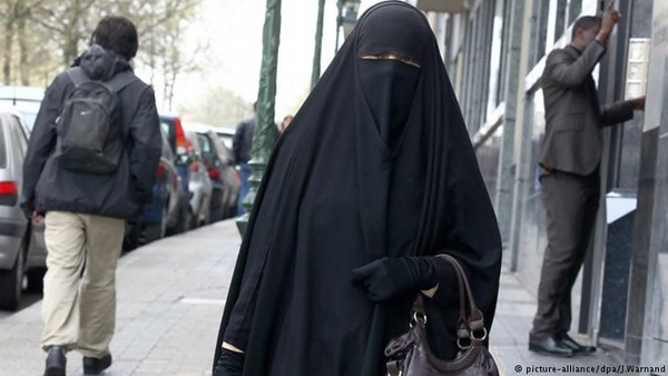 منقبة غاضبة تهاجم متجراً للملابس الداخلية بألمانيا