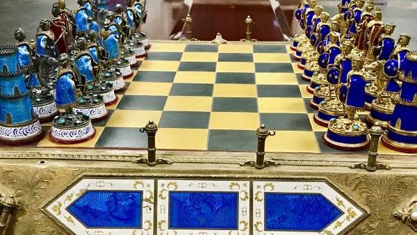 واشنطن تعيد للعراق شطرنج صدام حسين