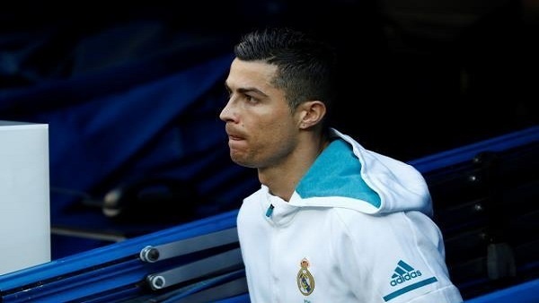 رونالدو يفشل بالتنكر أمام الكاميرات والمعجبين.. صور
