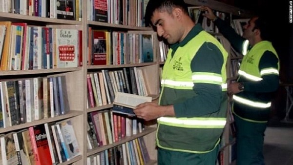عمال نظافة في تركيا يفتتحون مكتبة