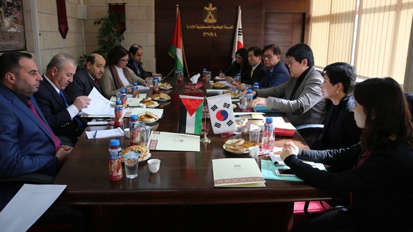 أبو زيد يبحث مع وفد من كويكا وخبراء كوريين تطوير الخدمة المدنية بفلسطين