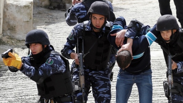 القبض على 3 أشخاص بحوزتهم عملة مزيفة في جنين
