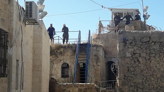 مستوطنون يخربون 3 منازل بالبلدة القديمة بالخليل