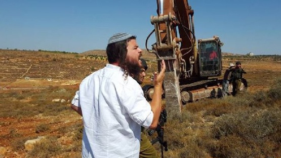 مستوطنون يجرفون أراضٍ جنوب شرق بيت لحم