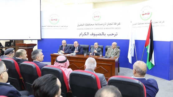 محافظ سلطة النقد يفتتح ورشة في غرفة تجارة الخليل