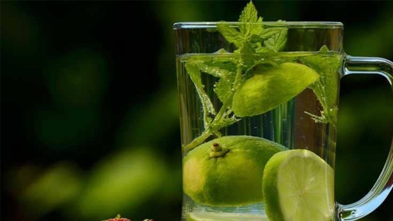 5 فوائد لشرب الماء والليمون والمعدة فارغة