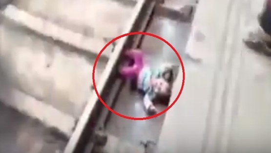 رضيعة تنجو من الموت بعد مرور قطار عليها