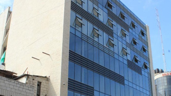 أصحاب المحلات التجارية يفتتحون أعمالهم بمجمع النبالي والفارس 5