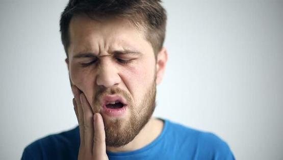 علاجات منزلية سريعة المفعول للتخلص من ألم الأسنان