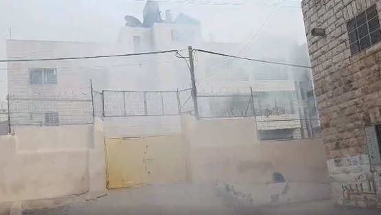 إصابة الطلبة والمعلمين في مدرسة بالخليل بالاختناق بغاز الاحتلال