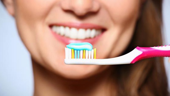 أخطاء نرتكبها عند تنظيف الأسنان