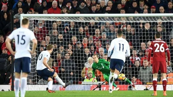 مدافع ليفربول يتهم كين بالإحتيال