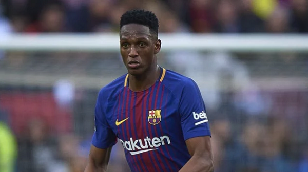 مينا يتلقى النصائح من زملائه في برشلونة