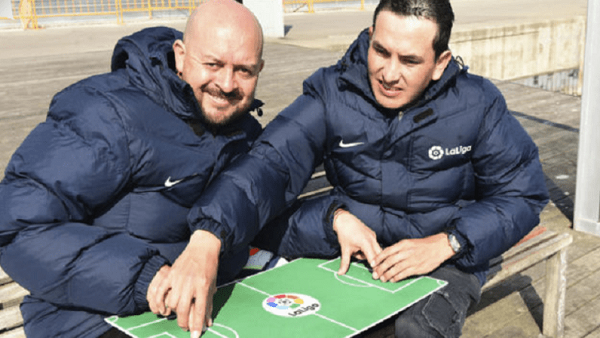 برشلونة يحقق أمنية مشجع كفيف وأصم