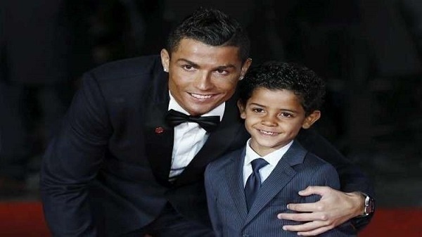 رونالدو يطالب بمساعدة أطفال الروهينغا .. صورة