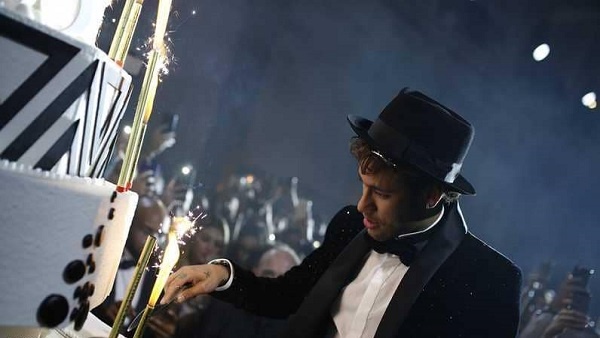 نيمار يحتفل بعيد ميلاده الـ 26