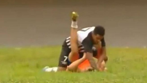 لاعب برازيلي يعتدي على جامع الكرات.. فيديو