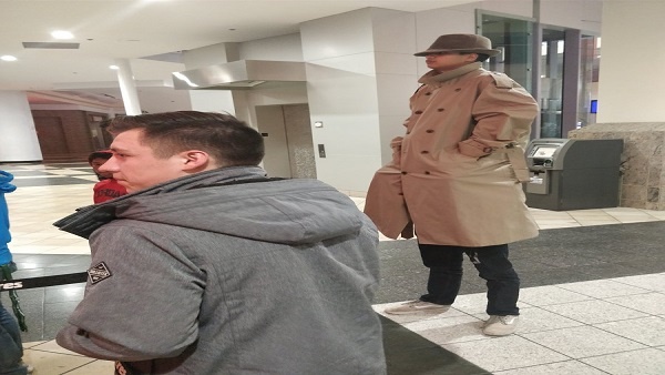 تنكرا بزي رجل طويل لدفع ثمن تذكرة واحدة!