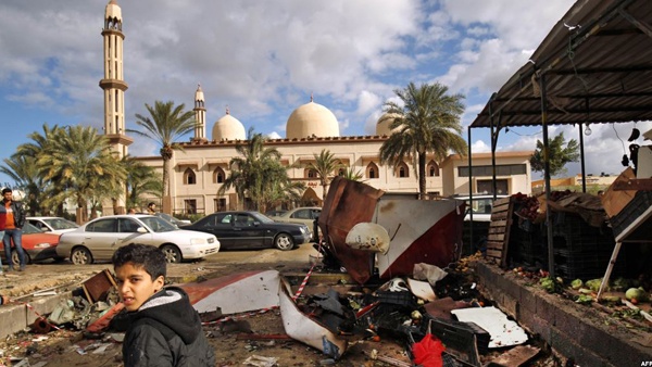 قتيل و70مصاباً باستهداف مسجد في بنغازي