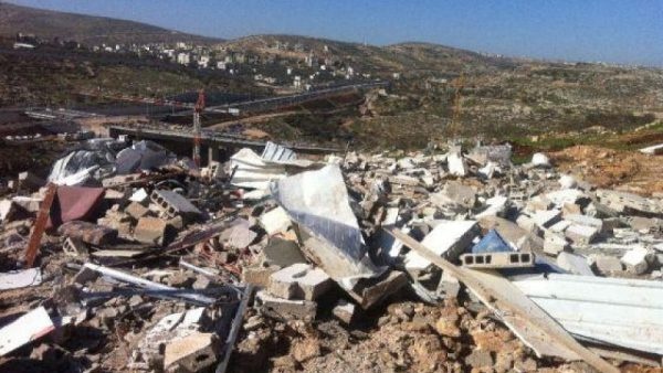 الاحتلال يهدم منشأة تجارية في القدس