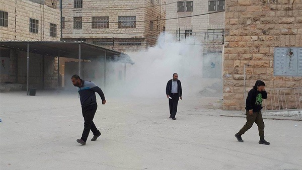 الاحتلال يهاجم طلبة المدراس بقنابل الغاز في الخليل