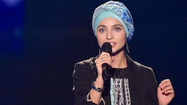 محجّبة سورية تخطف قلوب مدرّبي the voice france