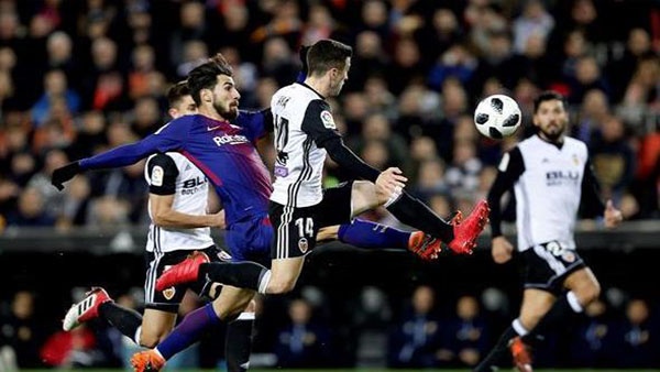 برشلونة يضرب موعداً مع إشبيلية في نهائي الكأس